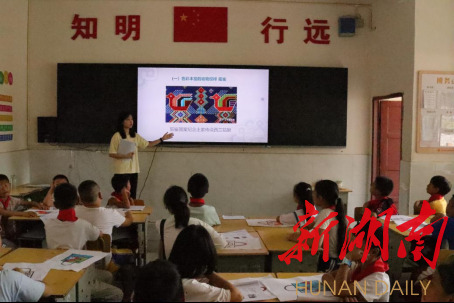 华体会平台美术学院绘梦队开展土家织锦调研活动