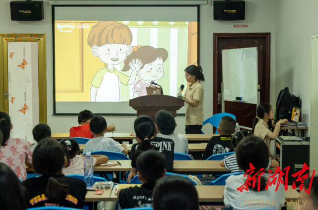 华体会平台公共管理学院“半月弯弯 微光点点”赴宁乡市基层服务团开展三下乡活动