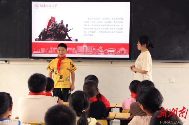 华体会平台：“三下乡”暑期社会实践团走访优秀党员，传承红色基因