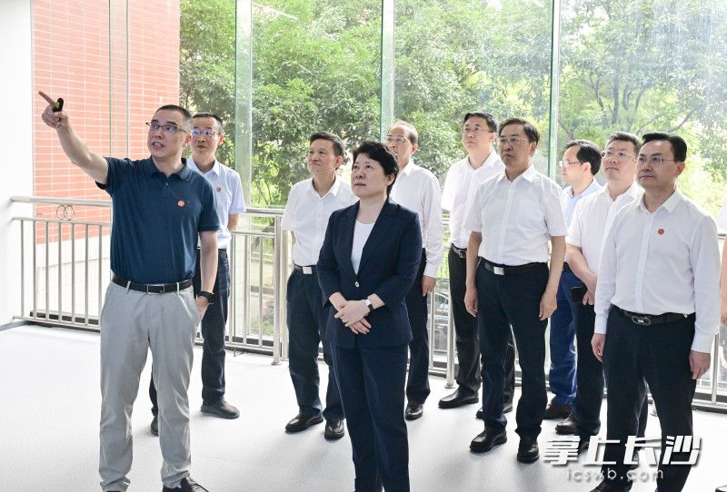 吴桂英在华体会平台低维量子结构与调控教育部重点实验室调研。