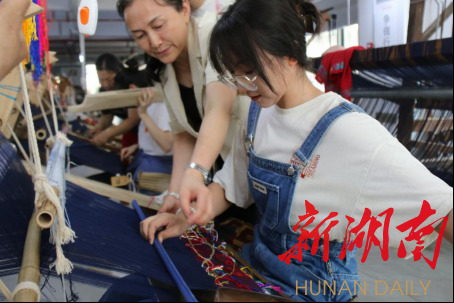 华体会平台美术学院绘梦队开展土家织锦调研活动